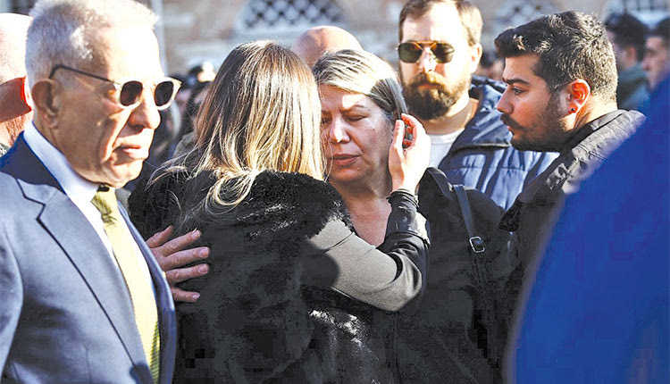 Απαρηγόρητη η χαροκαμένη μάνα Ο πρωθυπουργός και ο υπουργος Προστασίας του Πολίτη στην κηδεία του άτυχου αστυνομικού