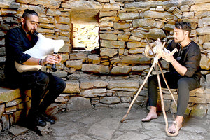 ΜΙΑ ΠΥΛΗ ΠΟΥ ΕΝΩΝΕΙ ΤΟΝ ΨΗΛΟΡΕΙΤΗ ΤΗ ΛΑΪΚΗ ΜΟΥΣΙΚΗ ΚΑΙ ΤΙΣ ΤΕΧΝΟΛΟΓΙΕΣ ΑΙΧΜΗΣ Νέοι καλλιτέχνες μας γνωρίζουν Ξερολιθιές και Μιτάτα