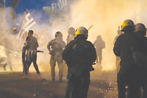 Δημοσιογράφος “κατέγραψε” και κατήγγειλε τους αστυνομικούς … χούλιγκαν