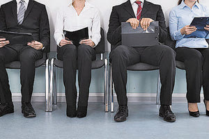 Το επίδομα ανεργίας θα χορηγείται χωρίς εισοδηματικά κριτήρια αλλά θα διακόπτεται η χορήγησή του μετά από τρεις αρνήσεις προσφερόμενων θέσεων εργασίας