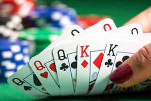 «Έφοδος» της αστυνομίας σε καφενείο σε περιοχή του δήμου Χερσονήσου γιατί οι θαμώνες έπαιζαν πόκερ- Μία γυναίκα μεταξύ των συλληφθέντων