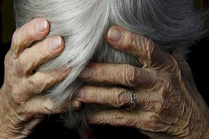 Τα νύχια της γιαγιάς δείχνουν προς το δράστη