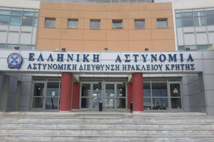 Έξω από το αστυνομικό μέγαρο Ηρακλείου οι αστυνομικοί συγκεντρώνονται για να εκφράσουν την αγανάκτηση αλλά και  συμπαράστασή τους στον 31χρονο τραυματία συνάδελφό τους