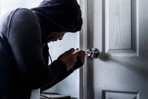 Εφιαλτικές στιγμές για γνωστή Κρητικιά ηθοποιό – Κάποιος επιχειρούσε επί ώρα να μπει στο σπίτι της