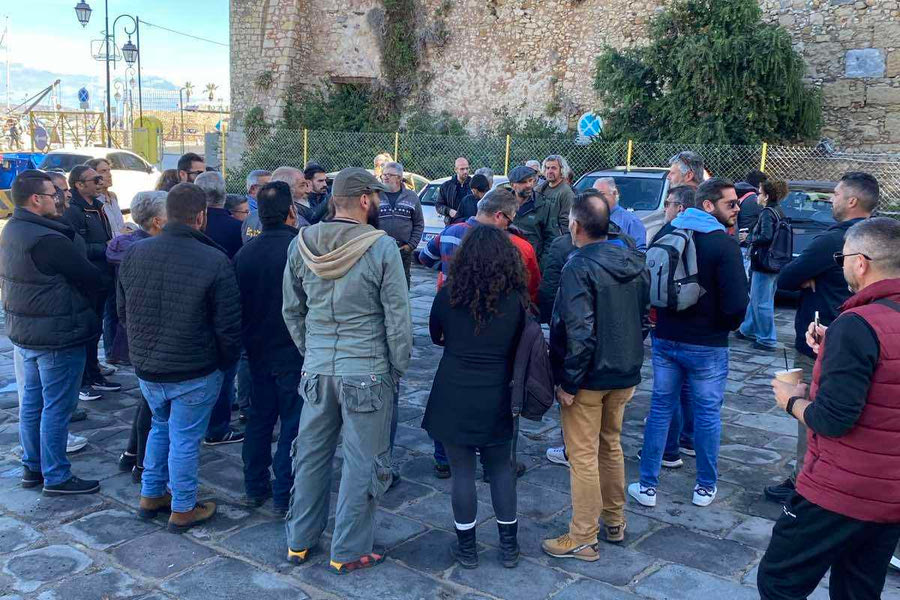 Κινητοποίηση των έκτακτων αρχαιολόγων έξω από την Αποκεντρωμένη Διοίκηση Κρήτης