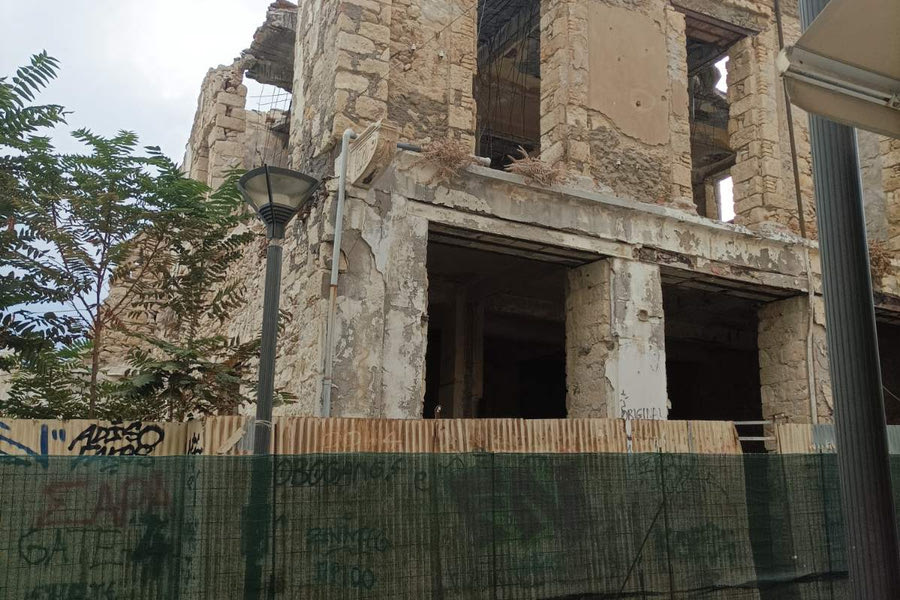 Συναγερμός από την πτώση πλάκας στο πρώην ξενοδοχείο Μίνως στην 25η Αυγούστου