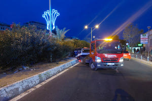 “Σκαρφάλωσε” όλο το αυτοκίνητο στο προστατευτικό διάζωμα- Ευτυχώς δεν τραυματίστηκε η οδηγός