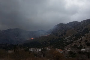 Υπό έλεγχο η φωτιά στο Οροπέδιο Λασιθίου- Κάηκαν 200 στρέμματα χορτολιβαδικής έκτασης