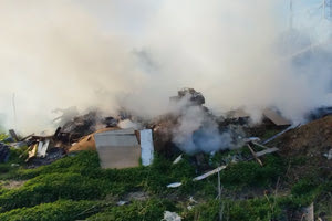 Δεν πρόσεξε με τη φωτιά και προκάλεσε ζημιές στις περιουσίες των γειτόνων του