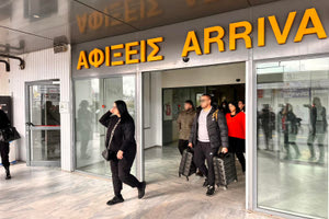 Συγκίνηση στο αεροδρόμιο Ηρακλείου- Έφτασε στο νησί ο 28χρονος Γιάννης ένα από τα θύματα της δολοφονικής επίθεσης στο Γκάζι