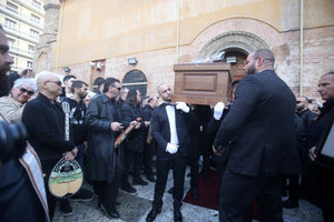 “Νύχτα ξελογιάστρα” και “Δεν πάω πουθενά” στον αποχαιρετισμό του Βασίλη Καρρά