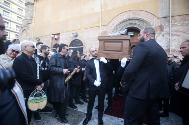 “Νύχτα ξελογιάστρα” και “Δεν πάω πουθενά” στον αποχαιρετισμό του Βασίλη Καρρά