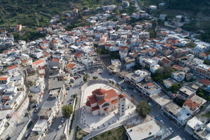 Κρουσώνας: Έσκισαν με μαχαίρι τα λάστιχα του ιερέα και του προέδρου