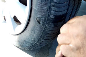 Έσκασε το λάστιχο απο το καρότσι που μετέφερε  και τον τραυμάτισε σοβαρά στο χέρι