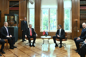 Για πρώτη φορά Ελλάδα-Τουρκία δεσμεύονται σε σχέσεις φιλίας και «ήρεμα νερά»!