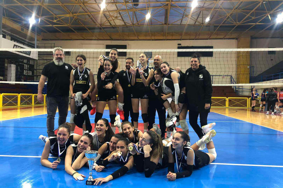 Οι Νεάνιδες του ΟΦΗ στο βόλεϊ σήκωσαν την κούπα στην Κρήτη για δεύτερη συνεχόμενη χρονιά