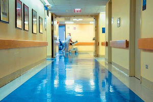 Μεταστεγάζονται κλινικές του ΠΑΓΝΗ γιατί σε θαλάμους ασθενών στάζουν νερά