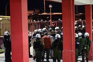 Επεισόδια στου Ρέντη: Ταυτοποιήθηκε DNA του αδερφού του 18χρονου που τραυμάτισε αστυνομικό με φωτοβολίδα