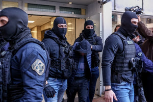 Προφυλακίστηκε ο 18χρονος που έριξε τη φωτοβολίδα στον αστυνομικό – Ζήτησε να μπει σε καθεστώς προστασίας μαρτύρων