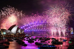 Ο κόσμος υποδέχεται με ελπίδα το 2024!