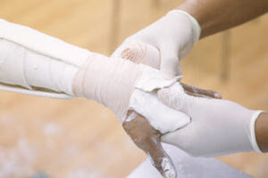 Έτσι έγινε το φοβερό ατύχημα που τραυμάτισε τον 62χρονο στο χερι όταν πήγε να φουσκώσει ένα λάστιχο- Τι λέει ο ίδιος στην “Π” μέσα από το Βενιζέλειο όπου νοσηλεύεται