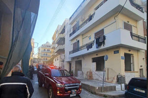 Φωτιά σε διαμέρισμα στο κέντρο του Ηρακλείου- Βγήκαν στο μπαλκόνι οι ένοικοι για να μην εισπνεύσουν τους καπνούς