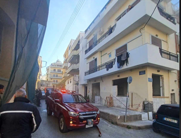 Φωτιά σε διαμέρισμα στο κέντρο του Ηρακλείου- Βγήκαν στο μπαλκόνι οι ένοικοι για να μην εισπνεύσουν τους καπνούς