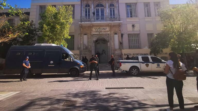 Υπόθεση τοκογλυφίας: Χειροκροτήματα από τους συγγενείς  των κατηγορουμένων μετά την απόφαση του Δικαστηρίου