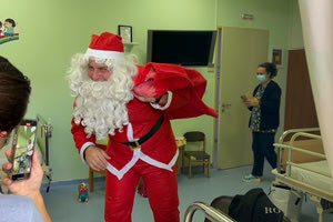 Πυροσβέστες- Αϊβασίληδες μοίρασαν δώρα σε ασθενείς