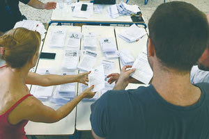 Απάντηση στην εκπρόσωπο Τύπου του ΣΥΡΙΖΑ Πόπη Τσαπανίδου έδωσε με ανακοίνωσή του ο Σύλλογος Εταιρειών Δημοσκόπησης και Έρευνας Αγοράς (ΣΕΔΕΑ) για τον τρόπο με τον οποίο διενεργούνται οι δημοσκοπήσεις στη χώρα ενόψει μάλιστα και της εκλογικής αναμέτρησης.