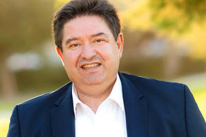 Η δημοσκόπηση της Infocall εμφανίζει πρώτο στην πρόθεση ψήφου τον Μ. Καραμαλάκη