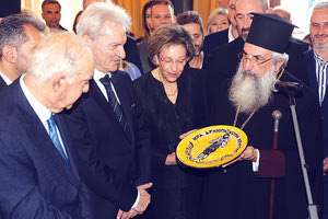 Σε μεγάλα κέφια ήταν χθες ο Αρχιεπίσκοπος στην κοπή της πρωτοχρονιάτικης πίτας στη Λότζια όπου ο κόσμος είχε γεμίσει ασφυκτικά την αίθουσα και υπήρξε μια αμήχανη στιγμή για το ποιος πάει που