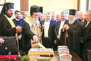 Ο Σταύρος Αρναουτάκης τίμησε και φέτος την παράδοση που τον θέλει, κάθε Πρωτοχρονιά να βρίσκεται στην Αντιπεριφέρεια Χανίων, για την κοπή της βασιλόπιτας, ενισχύοντας το αίσθημα του συγκρητισμού, το οποίο και ευαγγελίζεται από την αρχή της θητείας του.