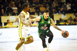 Ο Καλαϊτζάκης σε φάση από το ματς Μαρούσι - ΠΑΟ