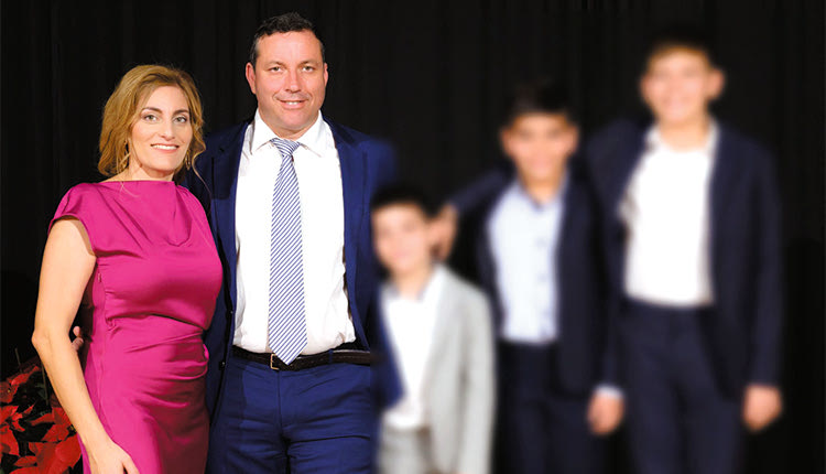 Ο νέος δήμαρχος Αγίου Νικολάου με την οικογένειά του 