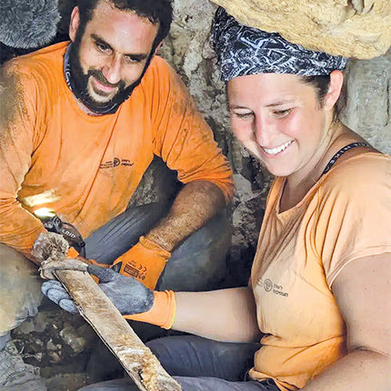 Τα 4 σπαθιά που βρέθηκαν σε σπηλιά στη Νεκρά Θάλασσα 