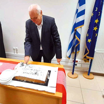 Ο κ. Μπαριτάκης στην κοπή της πρωτοχρονιάτικης πίτας