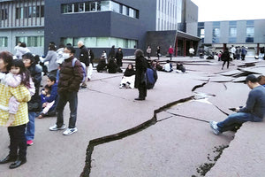 -Ρωγμές σε δρόμο της Γουατζίμα, στην Ισικάουα (Kyodo via Reuters)