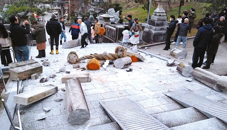 -Κατεστραμμένη πύλη Τορίι στο ιερό Onohiyoshi στην Καναζάουα (Kyodo via Reuters)