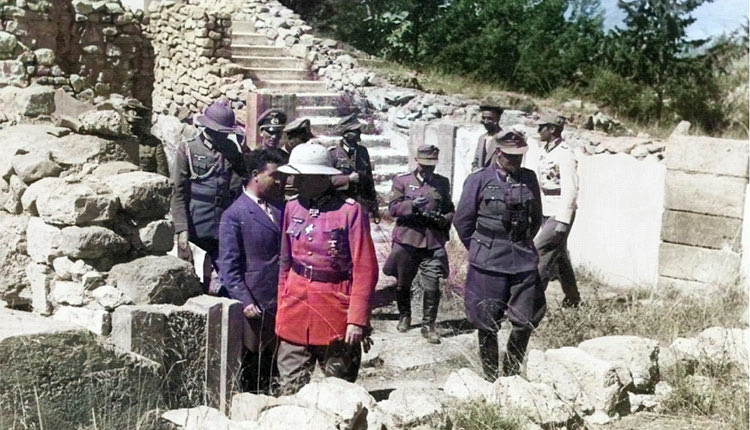 Στις αρχαιότητες της Φαιστού το καλοκαίρι του 1941. Μεταξύ των υψηλόβαθμων Γερμανών αξιωματικών, ο Στρατάρχης Λίστ και ο Στρατηγός Ρίνγκελ. (Greece at WW2 archives)