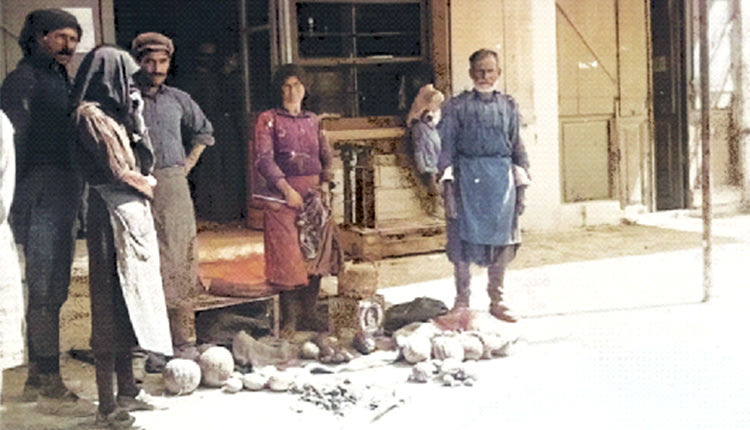 33 Μοίρες, καλοκαίρι του 1941 αμέσως μετά την κατάληψη της Κρήτης. Κάτοικοι των Μοιρών στο παζάρι της πόλης πουλούν τα λιγοστά τους αγροτικά προϊόντα. (Greece at WW2 archives)
