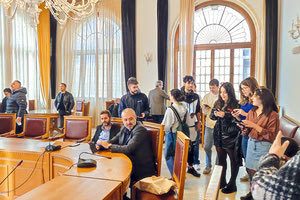 Τα έψαλαν στο νέο Δημοτικό Συμβούλιο Ηρακλείου τα κάλαντα, μέλη της ΚΝΕ,