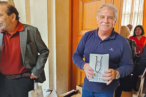 Περίσσευαν χθες τα χαμόγελα και οι ευχές στην πρώτη συνεδρίαση του Δημοτικού Συμβουλίου, και στην είσοδο της αίθουσας συνεδριάσεων του Σώματος σε ρόλο Άι Βασίλη βρισκόταν ο έφορος της Βικελαίας Δημοτικής Βιβλιοθήκης Δημήτρης Σάββας