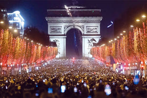Ακόμη συζητείται αυτό που έγινε στο Παρίσι. Σχεδόν ένα εκατομμύριο άνθρωποι συγκεντρώθηκαν στα Ηλύσια Πεδία για να γιορτάσουν την Πρωτοχρονιά.