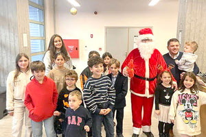 ΩΜε Άι Βασίλη, Θησέα και Μινώταυρο γιόρτασαν τα παιδιά των δημοσιογράφων