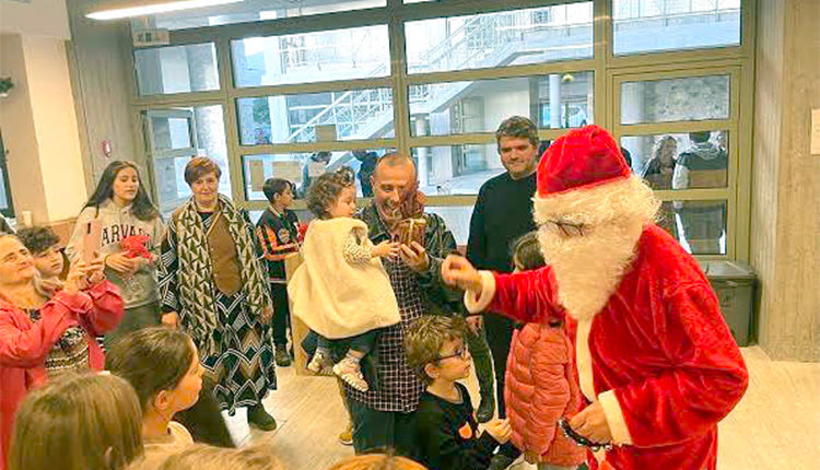 Με Άι Βασίλη, Θησέα και Μινώταυρο γιόρτασαν τα παιδιά των δημοσιογράφων