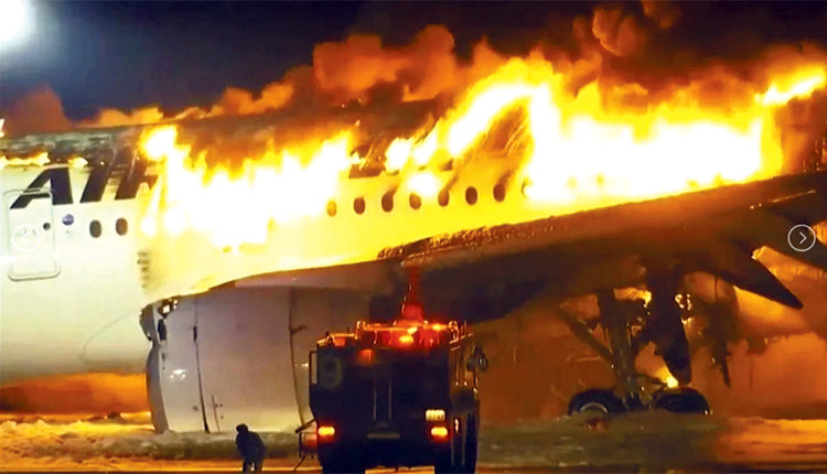 Όλοι οι επιβάτες του σκάφους, που καιγόταν, βγήκαν ζωντανοί