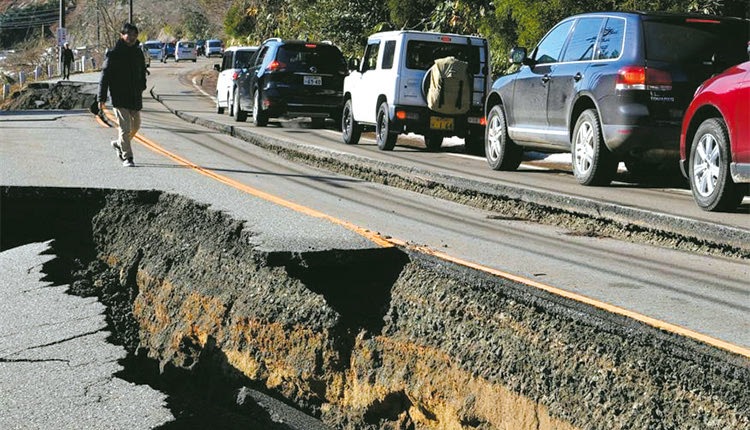 Δρόμοι κόπηκαν στα δύο από τον σεισμό