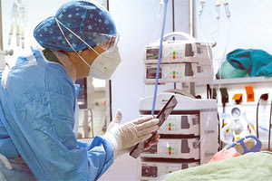 Προσοχή και εμβολιασμό συνιστούν οι γιατροί, που βλέπουν τις κλινικές να γεμίζουν