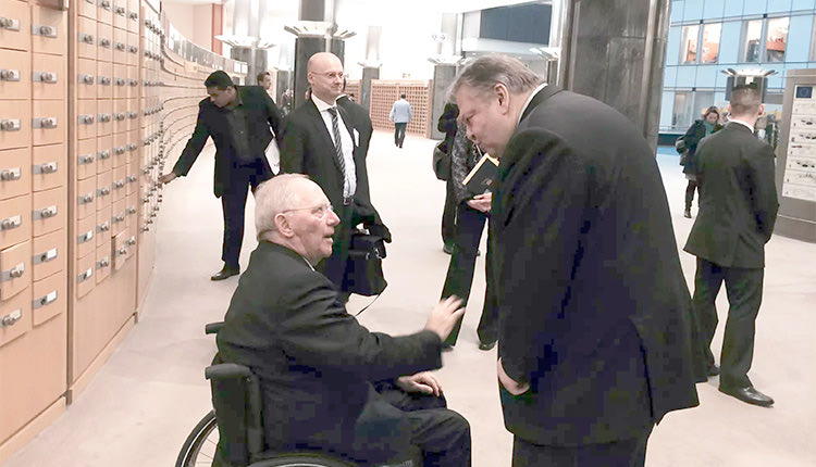 ΤΟ ΠΑΡΑΣΚΗΝΙΟ ΓΙΑ ΤΟ ΕΥΡΩ
Οι αποκαλύψεις Βενιζέλου για την πρόταση Σόιμπλε